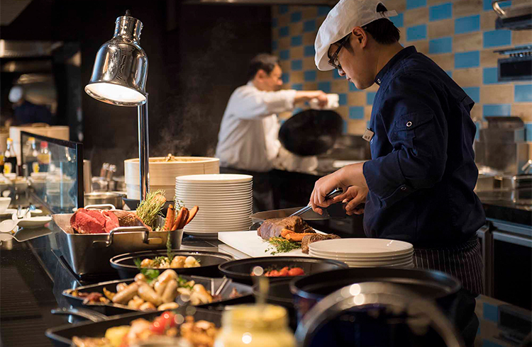 彩り豊かな美食を満喫　ランチ＆ディナービュッフェ